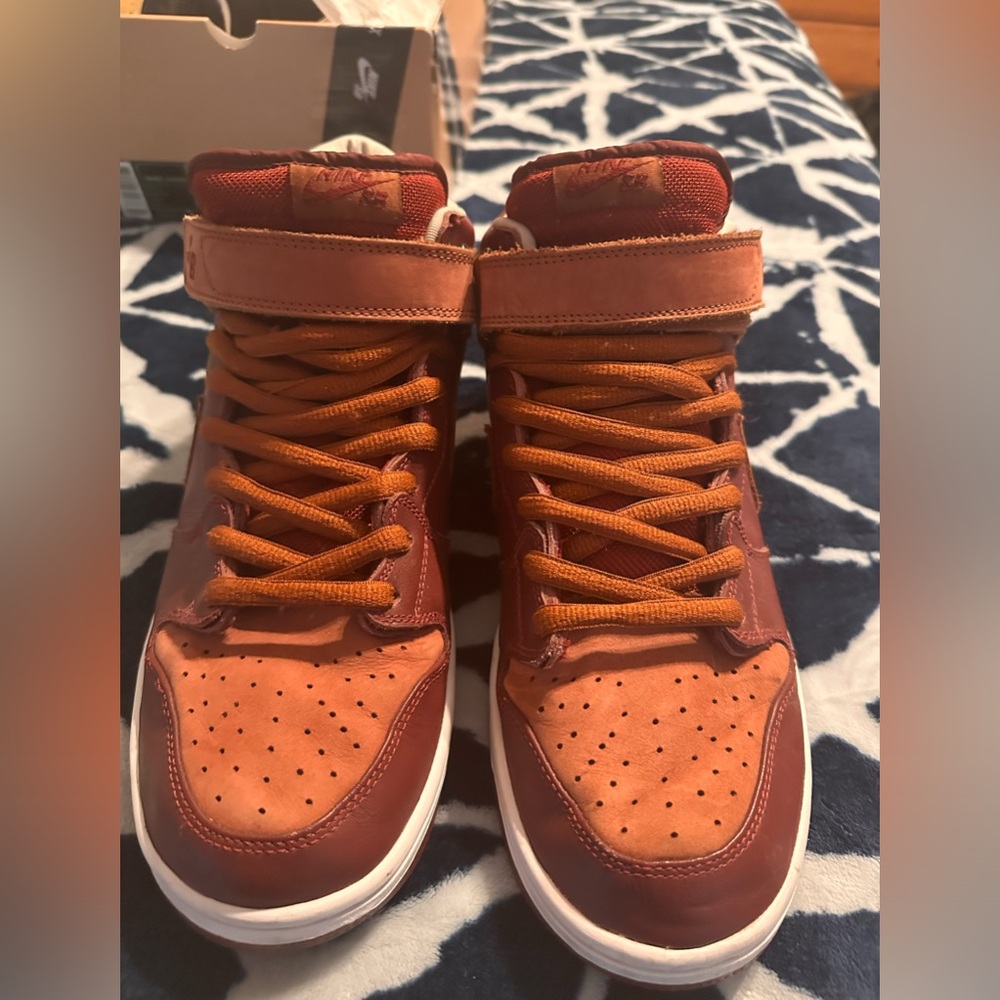 Red pony Nike sb mids